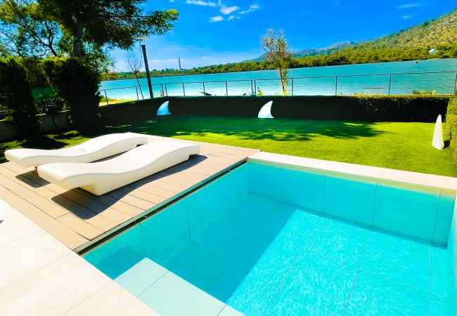 A modern garden with a pool and a view of the sea - what more could you ask for? Now the unique opportunity for a dream trip