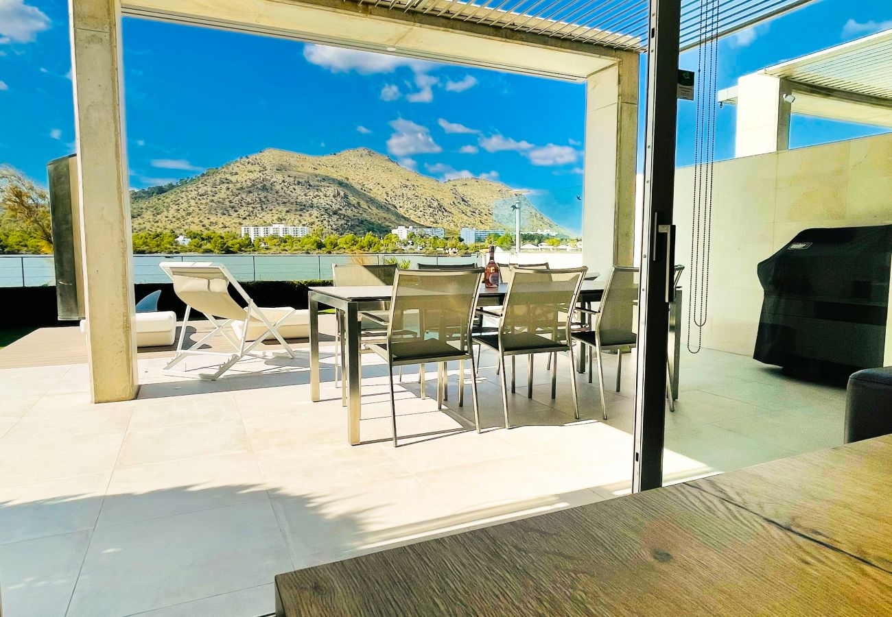 From the inside of the holiday home in Mallorca you‘ve a great view of the sea and the mountains - a great environment, isn't it?