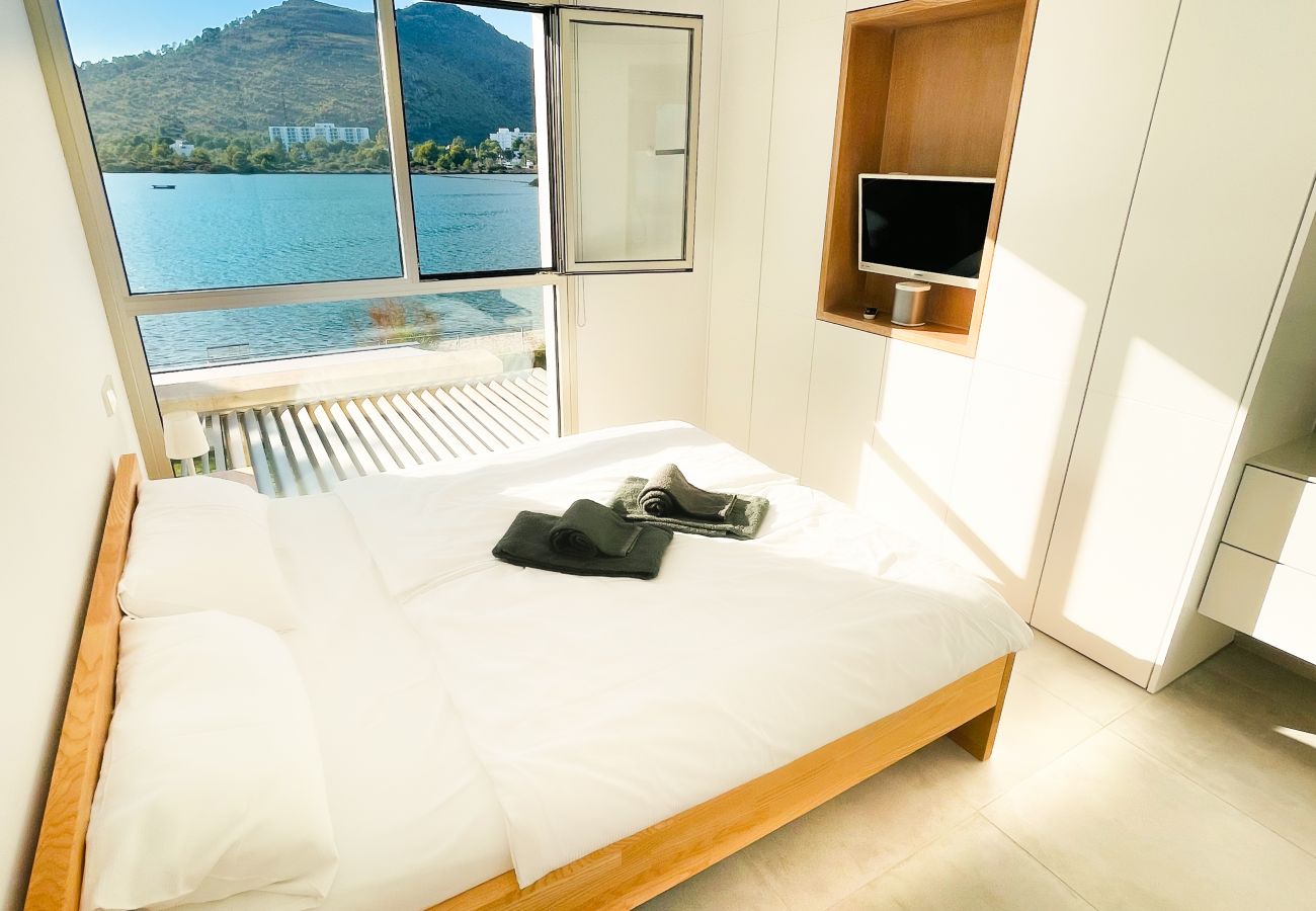 Bedroom with double bed, television and unforgettable sea views.