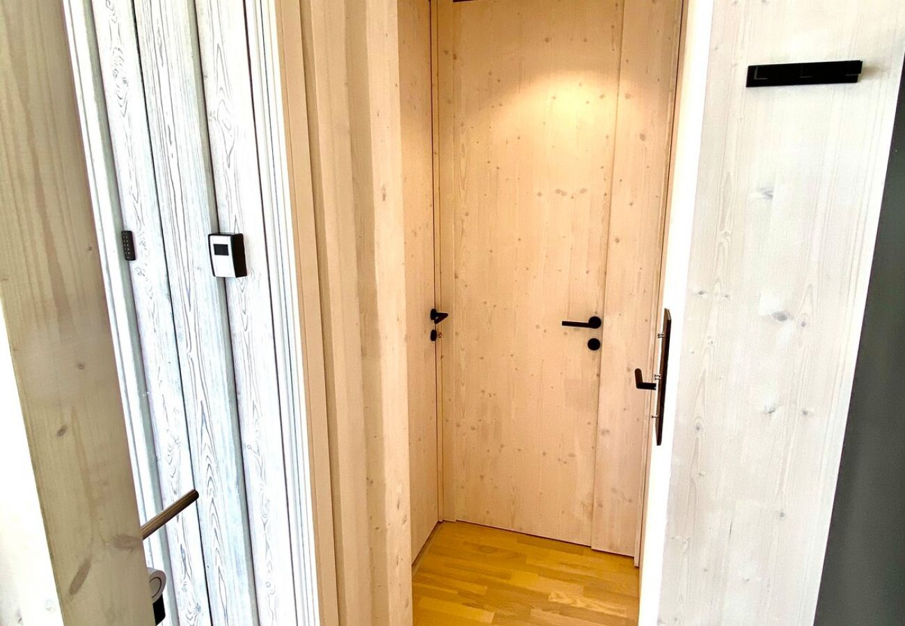 Here you can see the small hallway to the various rooms, which are all built sustainably.