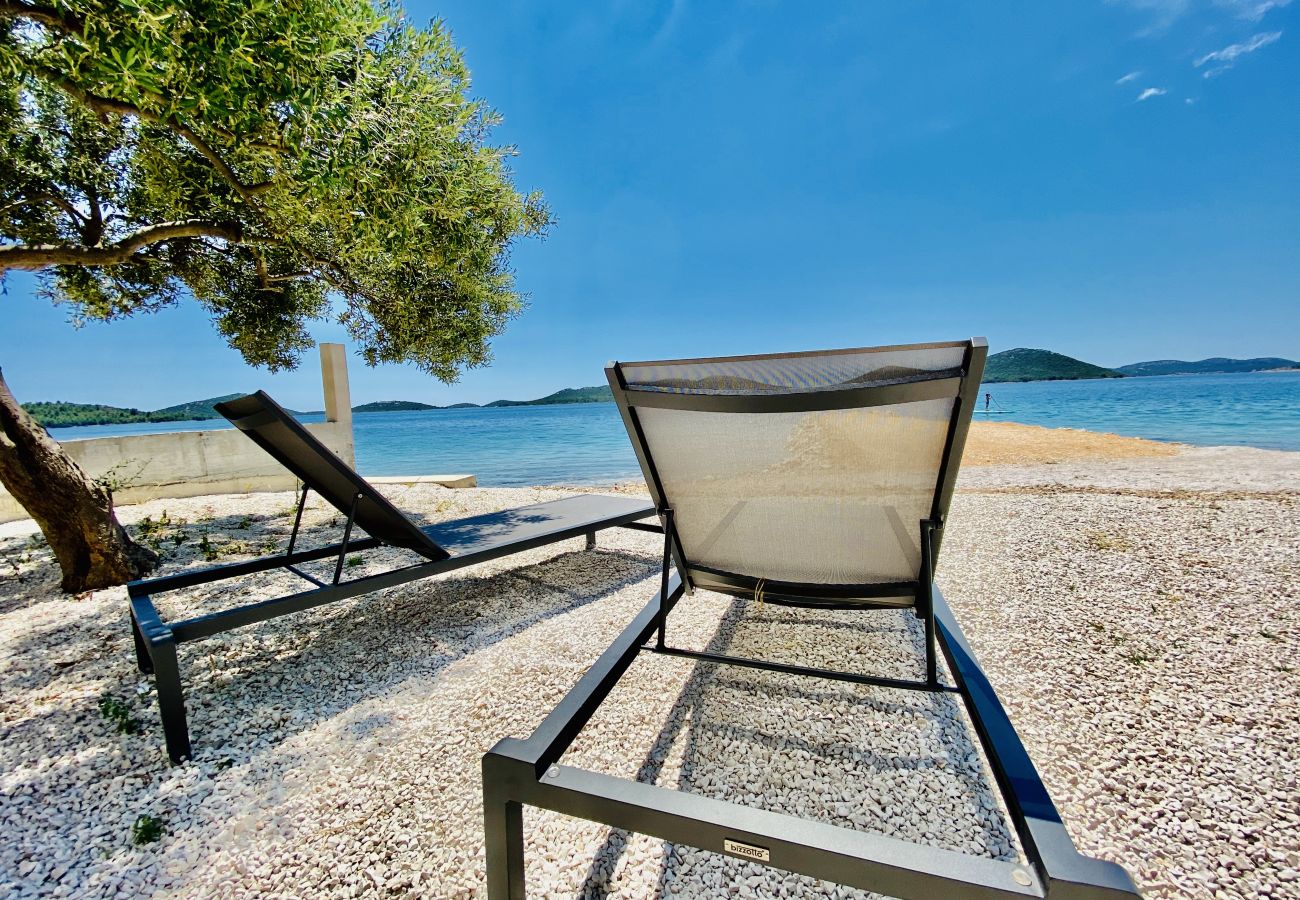 The house contains comfortable sun loungers by the sea, with a unique view of the sea.