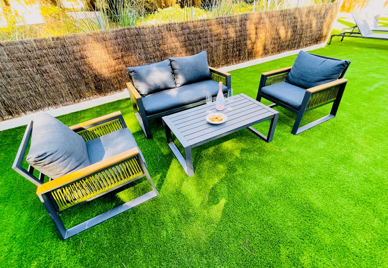 In the garden there is a large comfortable seating lounge, which is perfect for relaxing.