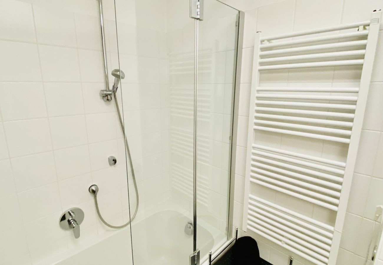 The bathroom is equipped with a shower and a bath, so you always have the question: bath or shower?