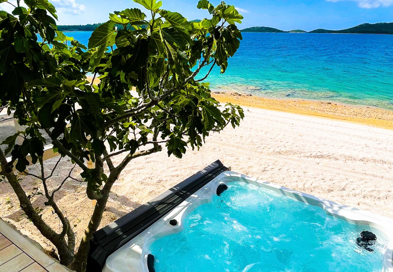 In front of the terrace there is a large jacuzzi in front of the sea under a beautiful fig tree.