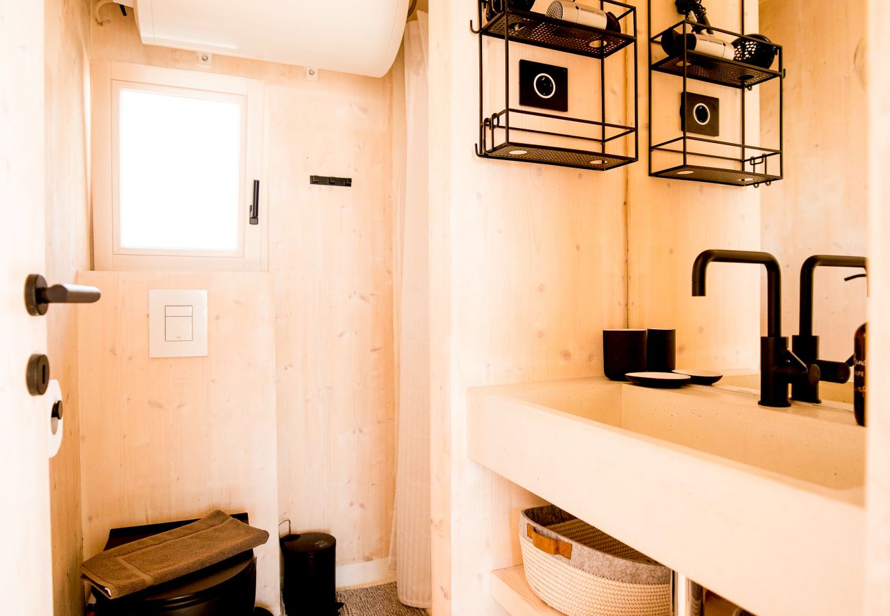 A cozy bathroom with everything your heart desires, it contains modern equipment.