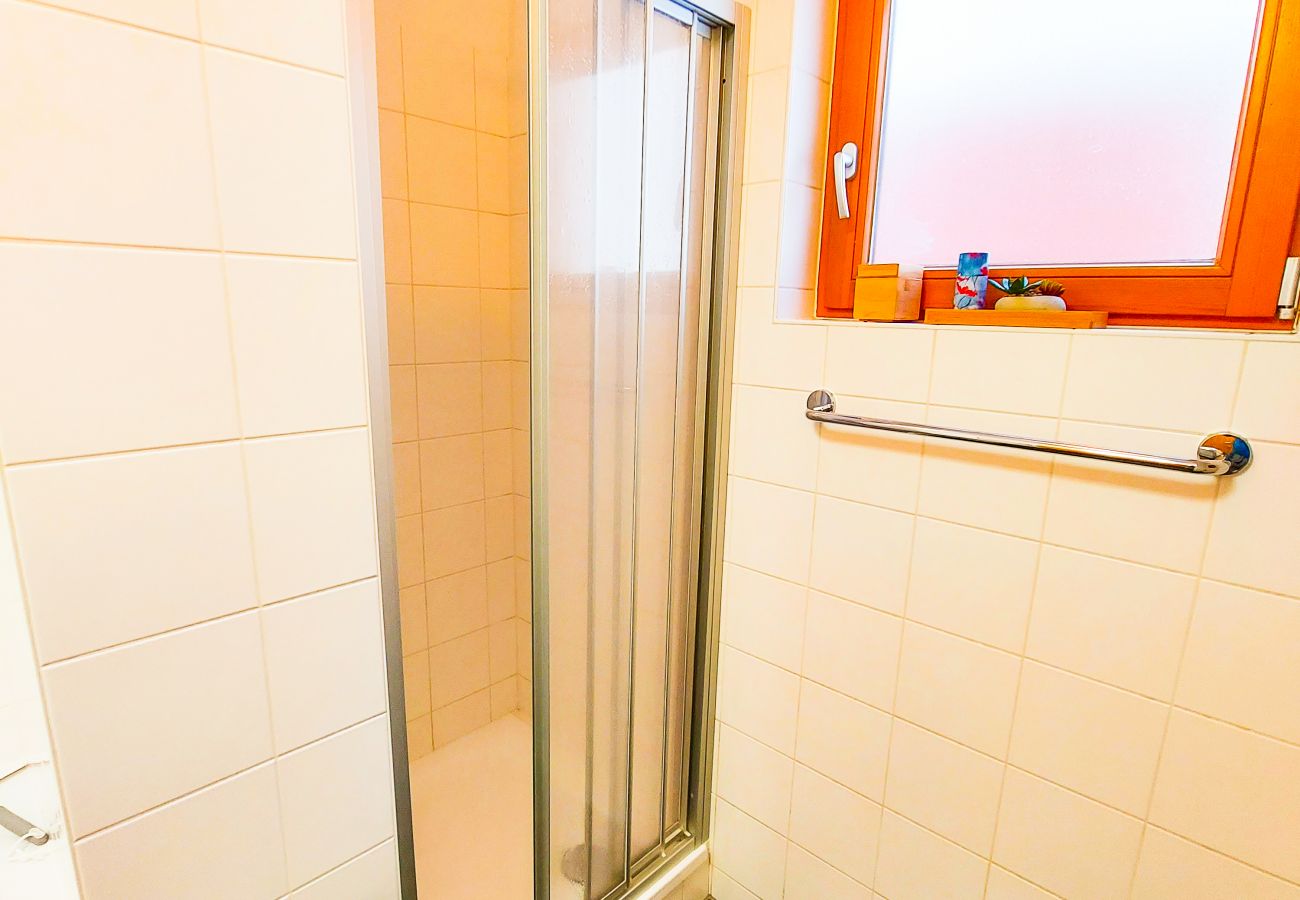 The bathroom contains not only a bathtub, but also a shower! A dream, right?