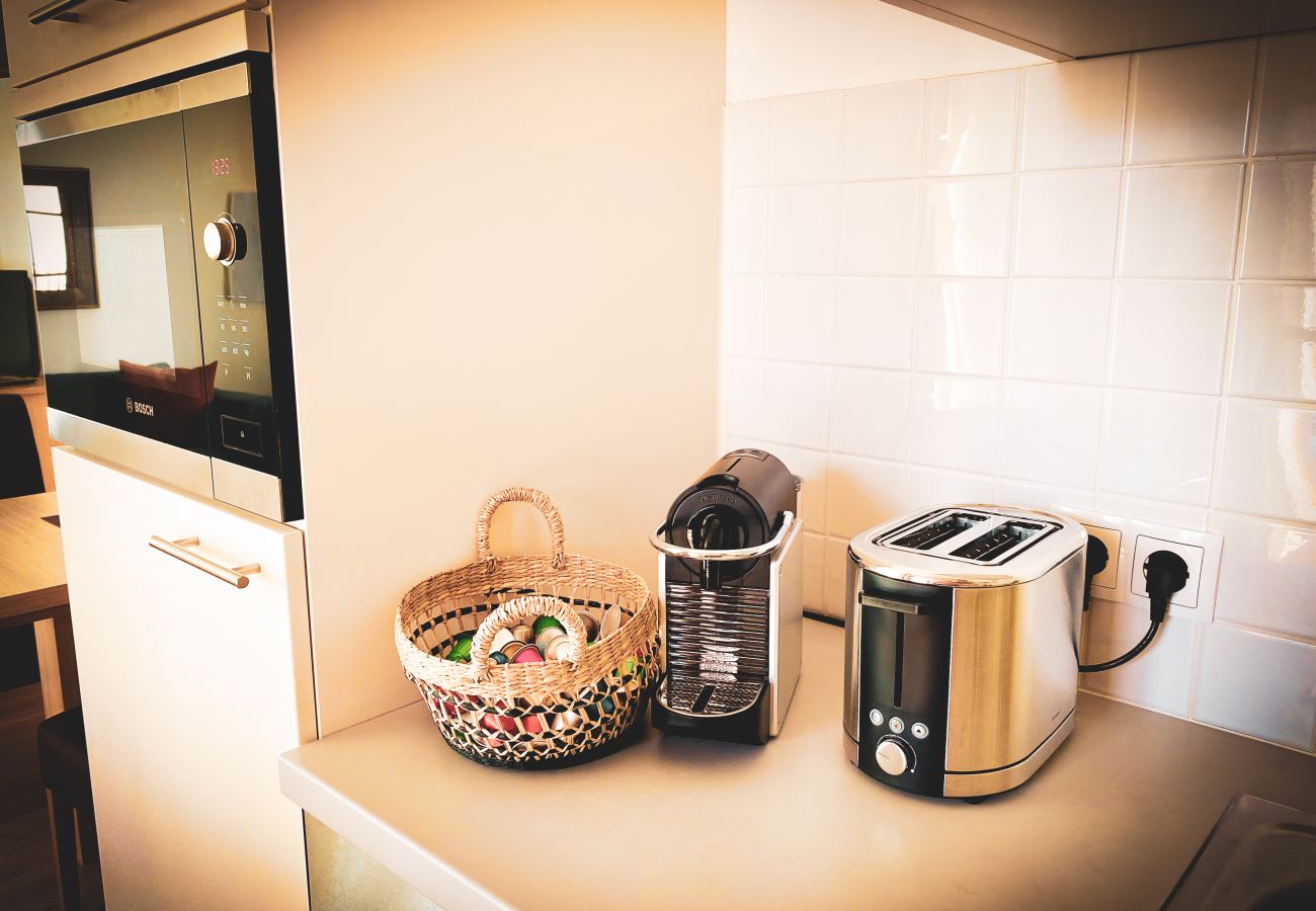 The kitchen in the apartment is well equipped, for example with a coffee machine and a toaster.