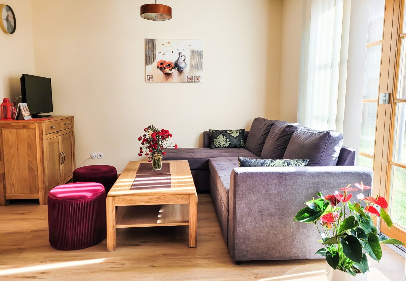 Unique living room with red armchairs and matching flowers - simply floral