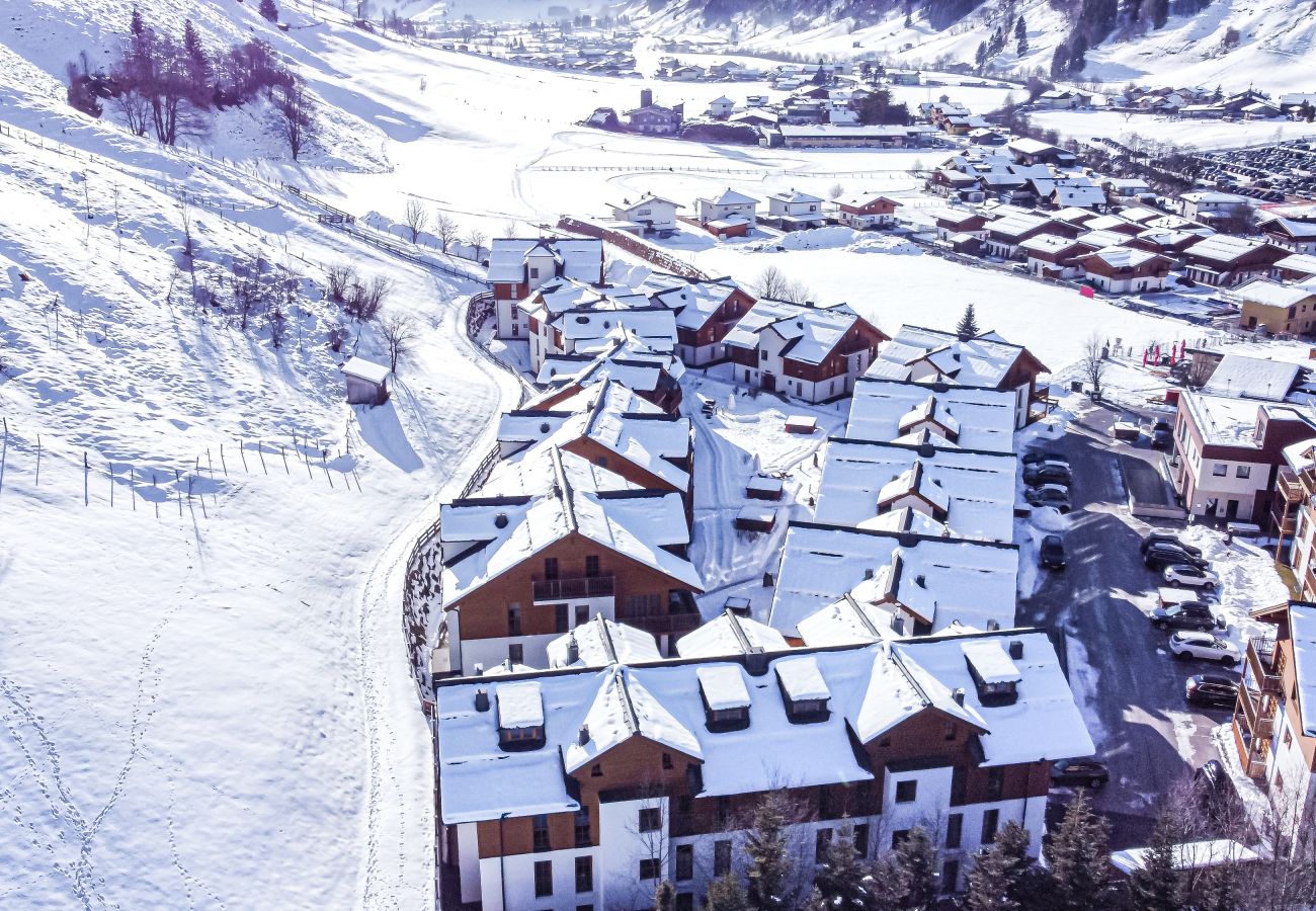 When the first snow falls, the resort looks picture perfect. This is the perfect moment to build a snowman.