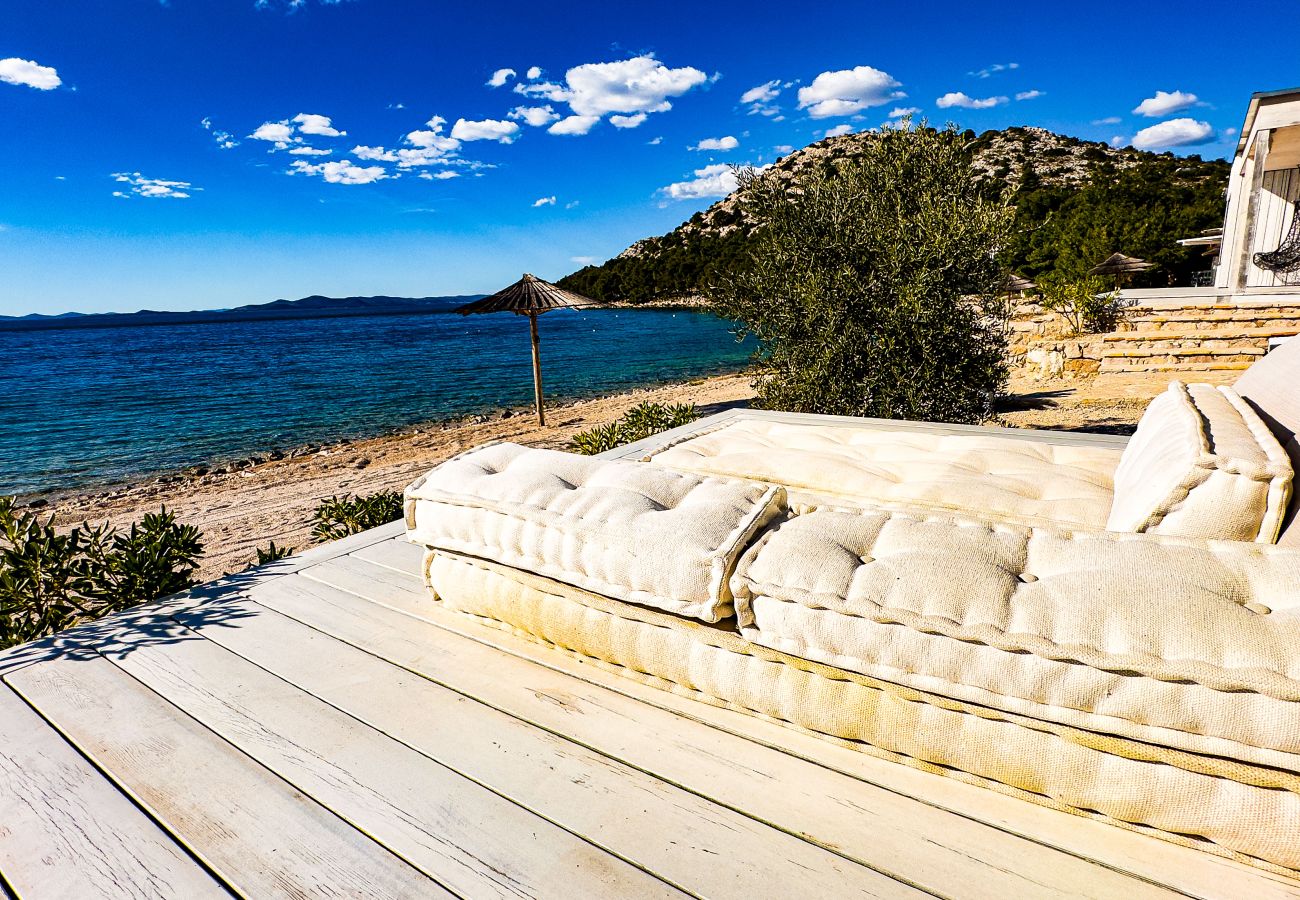 You can relax alone in the comfortable lounge with a view of the sea.