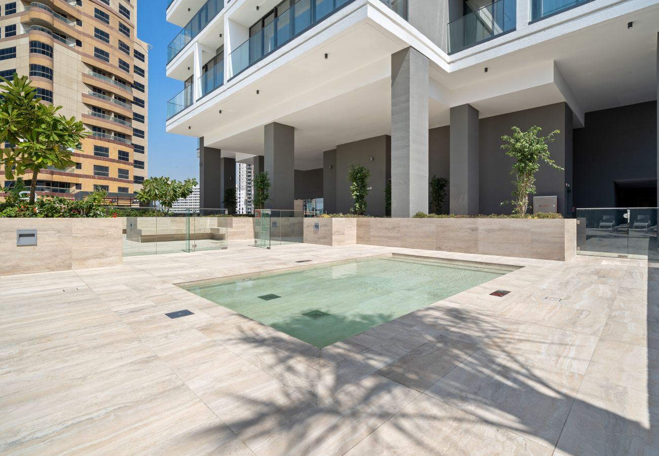 Apartment in Dubai - Luxury 1-BR in JVC | Gym | Heated Pool