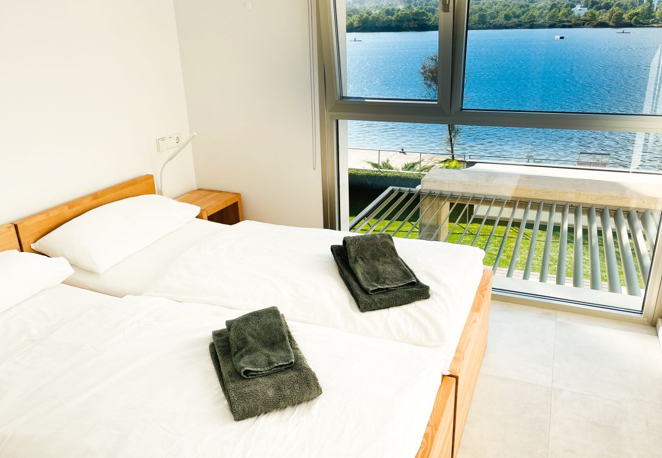 Schlafzimmer mit Doppelbett und einmalig Meerblick.