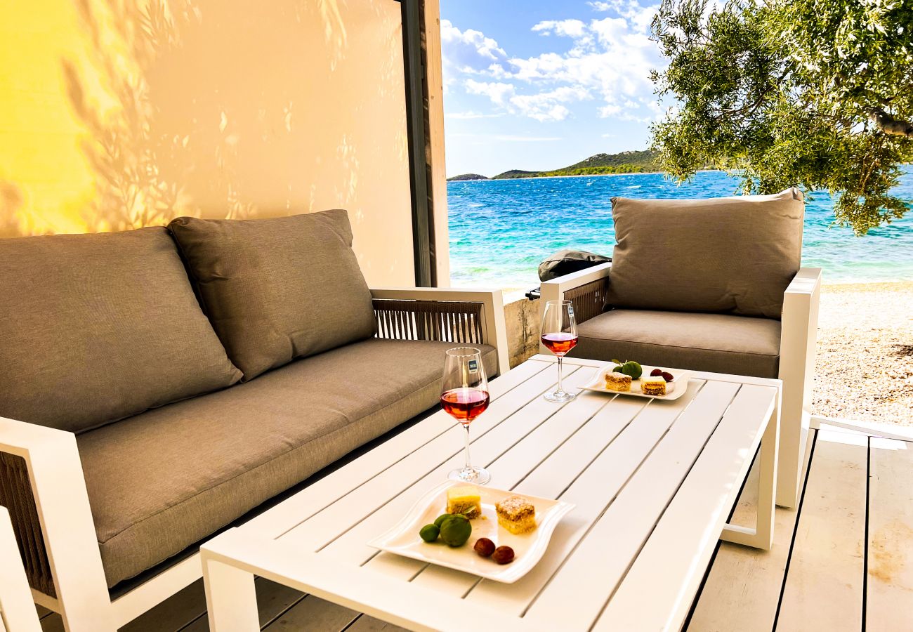 Die gemütliche Lounge auf der Terrasse ist ein perfekter wohlfühlender Ort und man hat einen einzigartigen Meerblick.