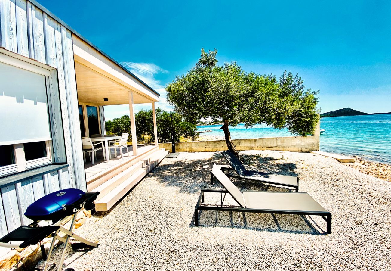 Das ist die wunderschöne Aussenansicht des ökonomischen Hauses direkt am Meer mit allem was das Herz begehrt.