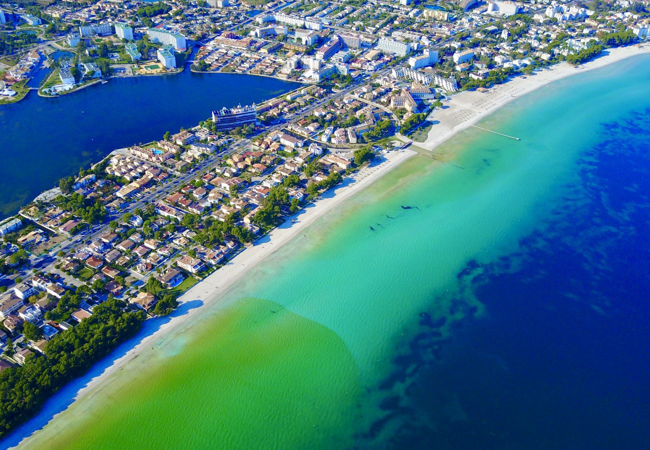 Die moderne Ferienvilla liegt in Alcudia, direkt am See und nur 200 Meter entfernt vom traumhaft schönen Strand