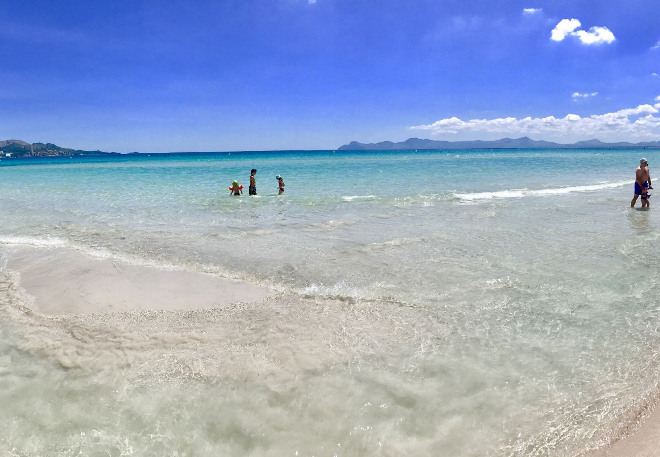 Der schöne Strand von Mallorca ist nur 200 Meter vom Ferienhaus entfernt.