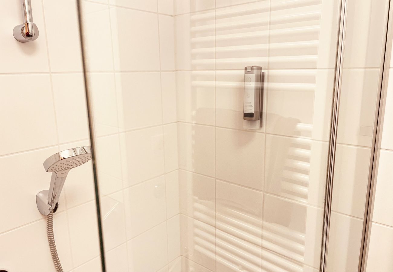 Das moderne Badezimmer ist ein wahrer Traum in den Bergen Österreichs.