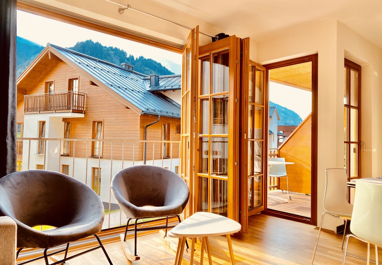 Im Wohnzimmer sind große Fenster -von wo man einen ausgezeichneten Blick auf die Berge hat