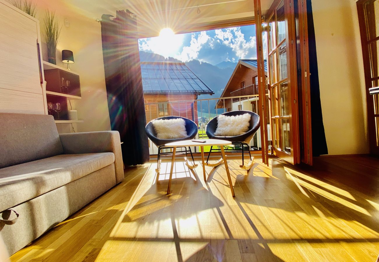 Vom gemütlichen Wohnzimmer aus hat man einen ausgezeichneten Blick auf die Landschaft Österreichs, wie die Berge.