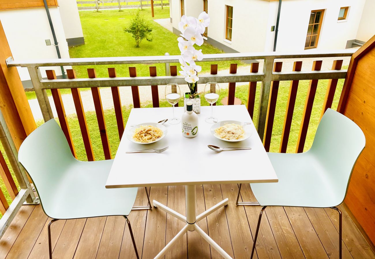 Hier vom Balkon aus ist man an der frischen Luft und kann von dort aus den Blick auf die Natur Österreichs genießen.