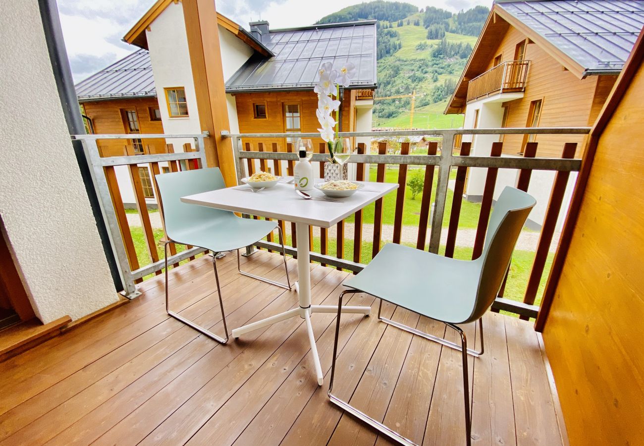 Frisch an der Natur kann man sein Essen bestens genießen mit einem einmaligen Blick auf die Skipiste.