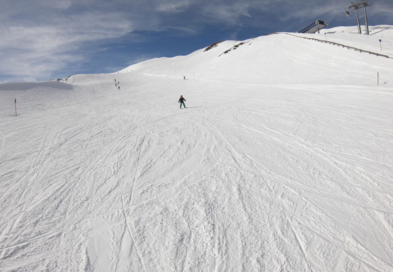 In der Nähe des Apartments liegt eine große gemütliche Skipiste, wo man perfekt als Anfänger Wintersport machen kann.