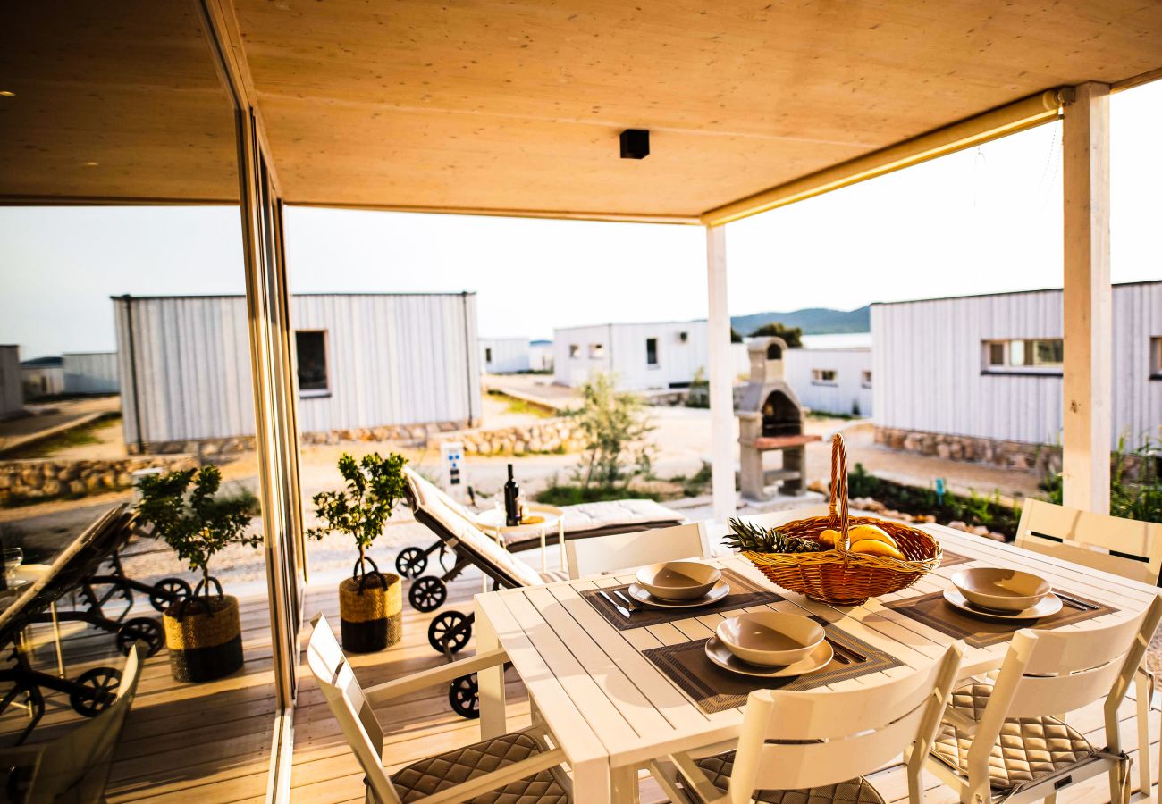 Das ist die Übersicht über die Terrasse, die Komfort ausgestattet ist und einen 180° Meerblick hat.