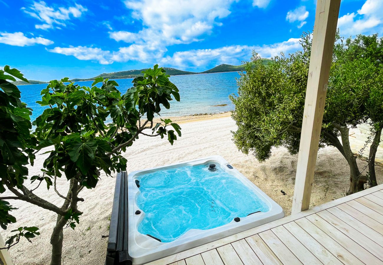 Der Whirlpool liegt am Meer und vorm Ferienhaus zwischen zwei großen Feigenbäumen.