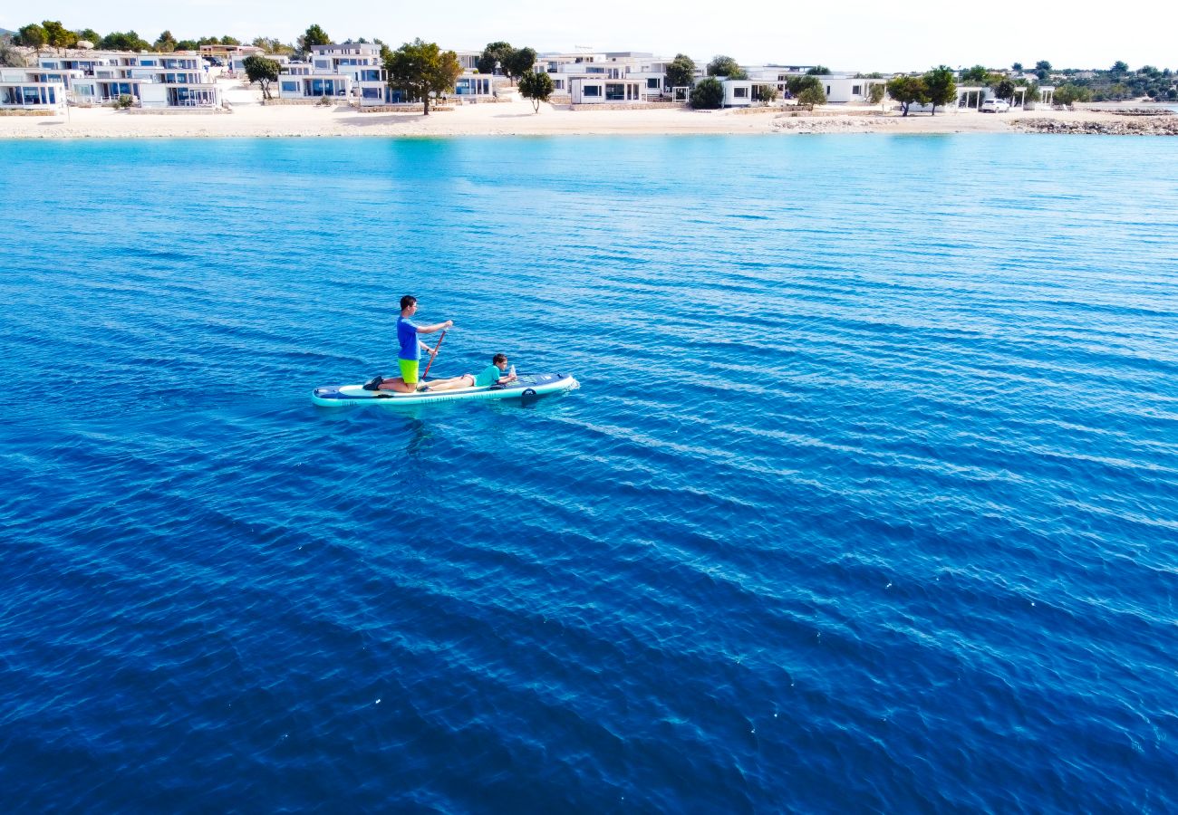 Direkt vorm Ferienhaus liegt das Meer, wo man zum Beispiel Stand up paddle board fahren kann.