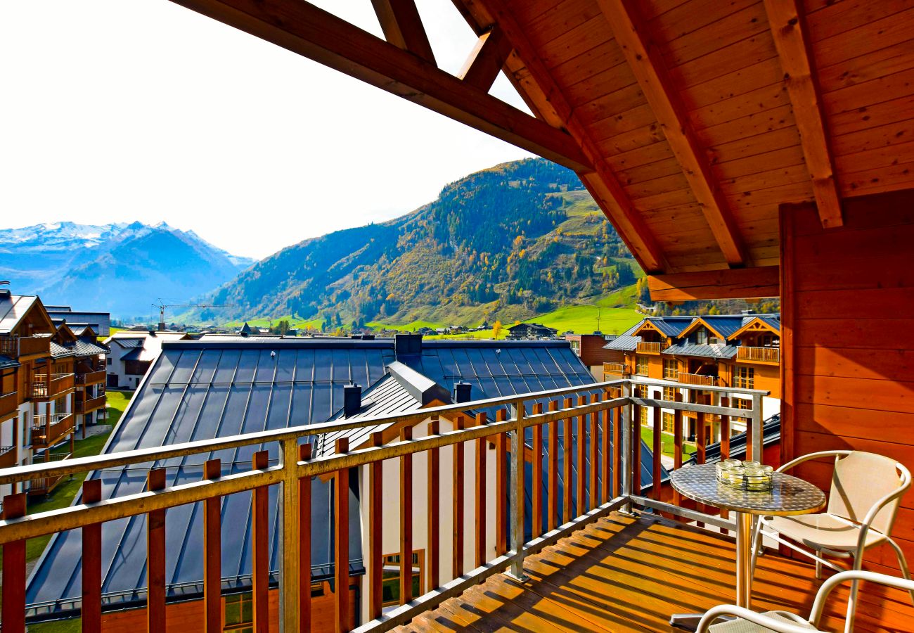 Von der großen Terrasse haben Sie einen einmaligen Blick auf die schöne Bergwelt und den Ort.