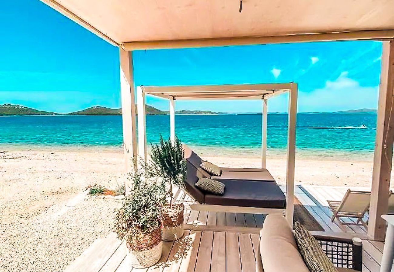 Die große Terrasse ist direkt am Strand und bietet viele Entspannungsmöglichkeiten.