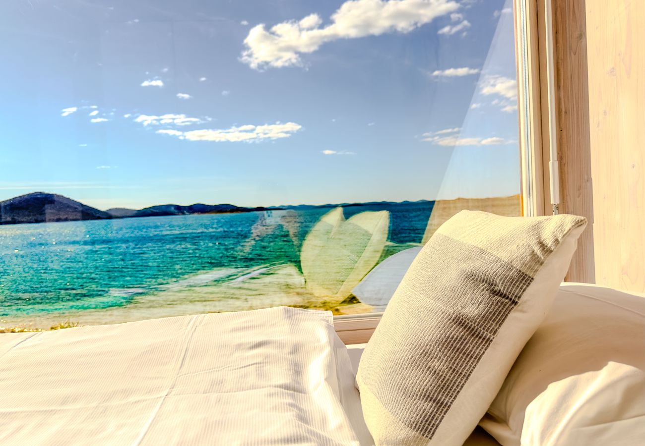 Vom Hauptschlafzimmer aus hat man einen direkten Blick auf das Meer mit seinen einzelnen Inseln. 