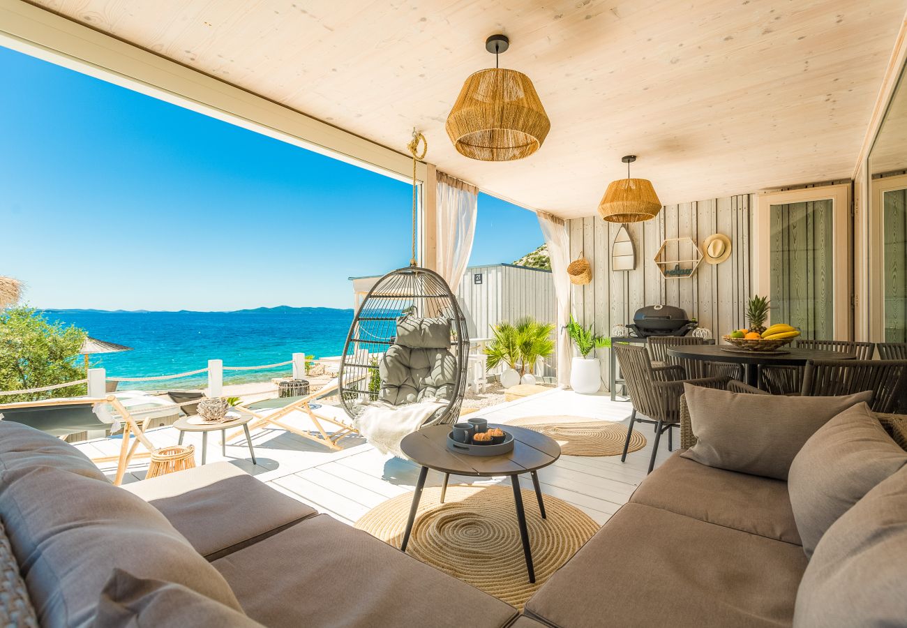 Große Terrasse mit viele Liegemöglichkeiten und Meerblick