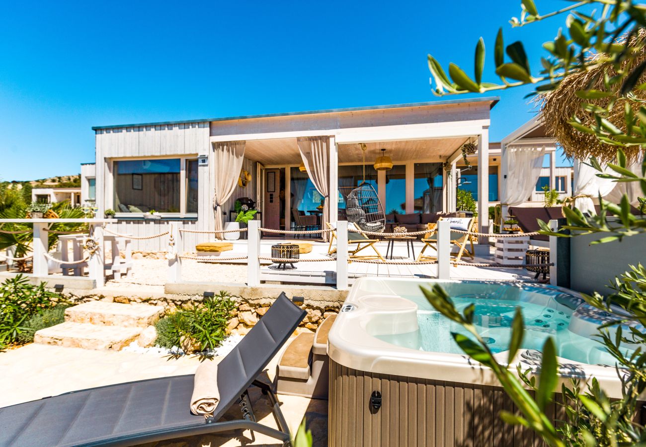 Die Aussenansicht von der modernen Buqez Villa mit einer großen Terrasse inklusive Whirlpool.