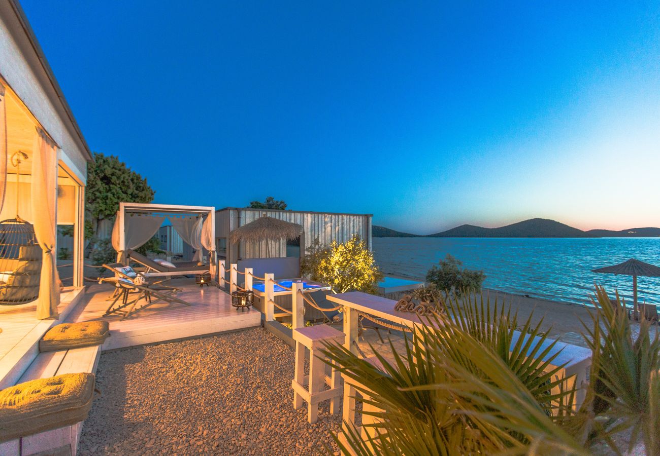 Abend Atmosphäre genießen auf einer modernen Terrasse mit Meerblick und viel Komfort direkt am Strand